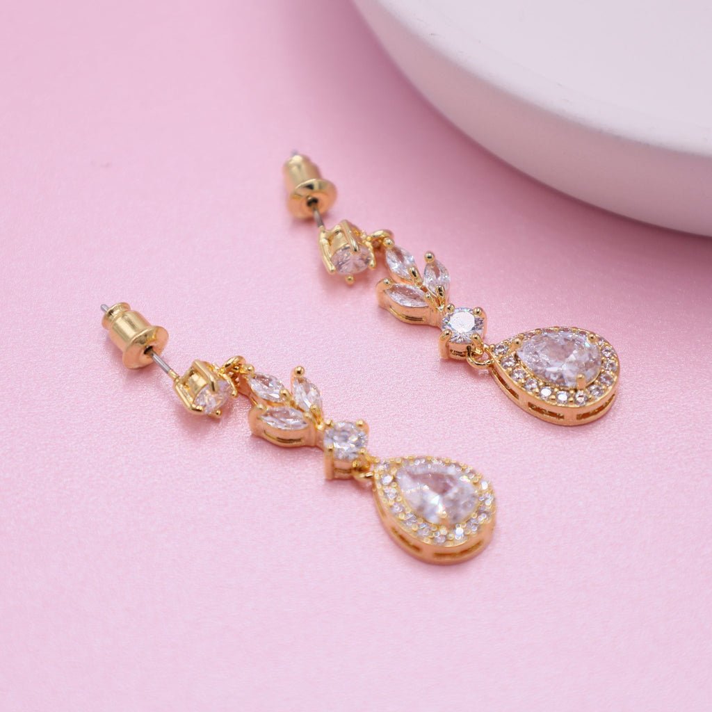 Glamorous gold wedding earrings with sparkling crystal accents, a must-have for brides and formal events.