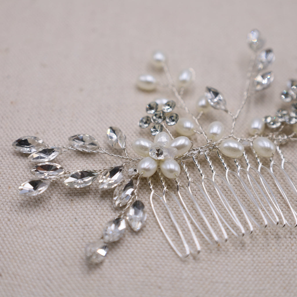 This minimalist pearl hair comb adds a touch of sophistication to any bridal hairstyle.